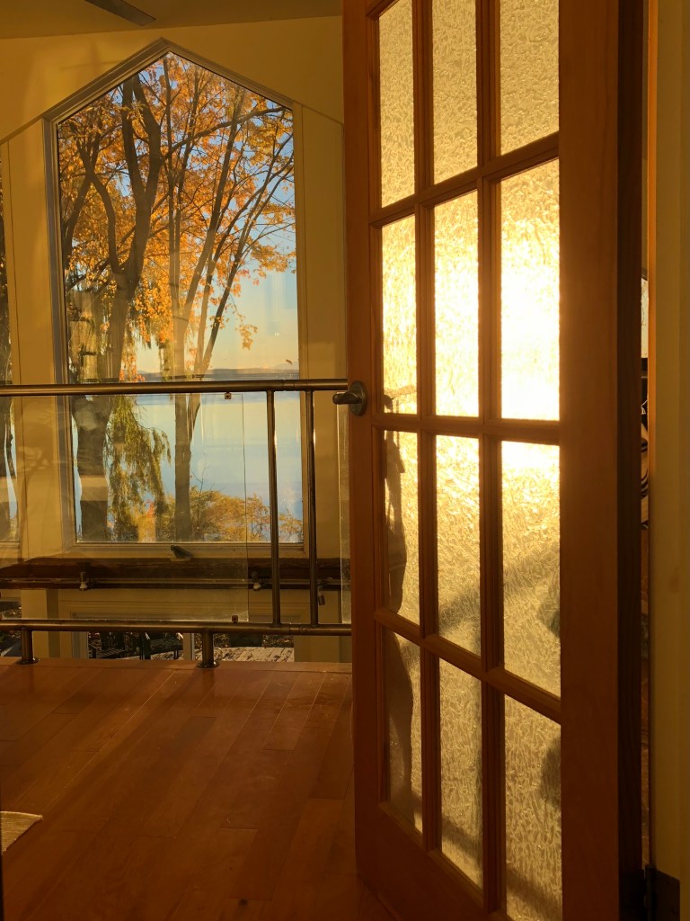 Maison lumineuse. Beauté de l'automne À l'automne, vue du 2e étage vers le lac. Avec ses grandes fenêtres, on a l'impression de profiter de toutes les journées même lorsque l'on vit dans la maison.