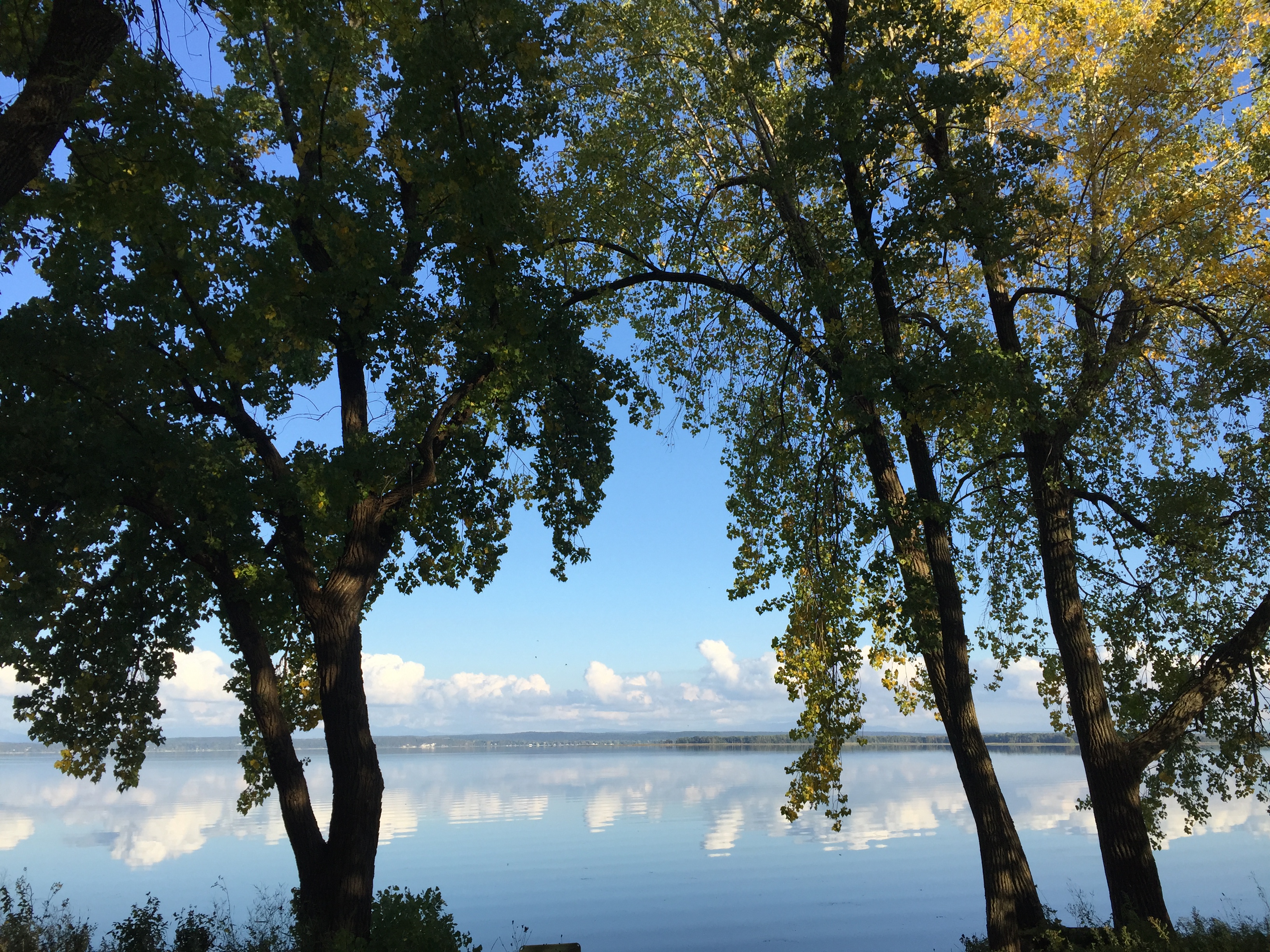 Vue sur le lac Champlain très calme en fin de journée. 